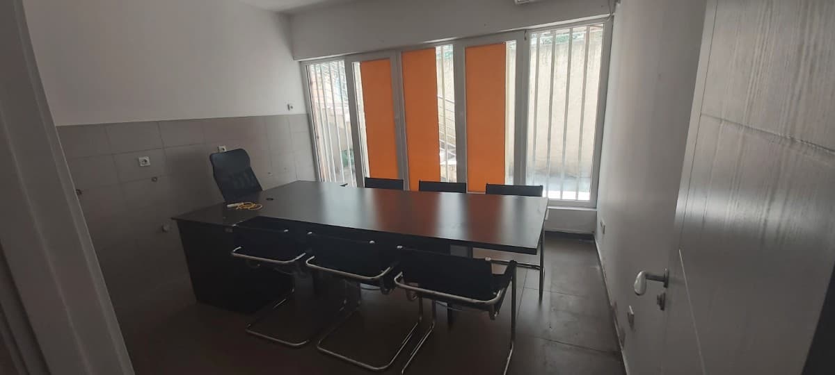 Izdaje se poslovni prostor u sklopu garsonjere