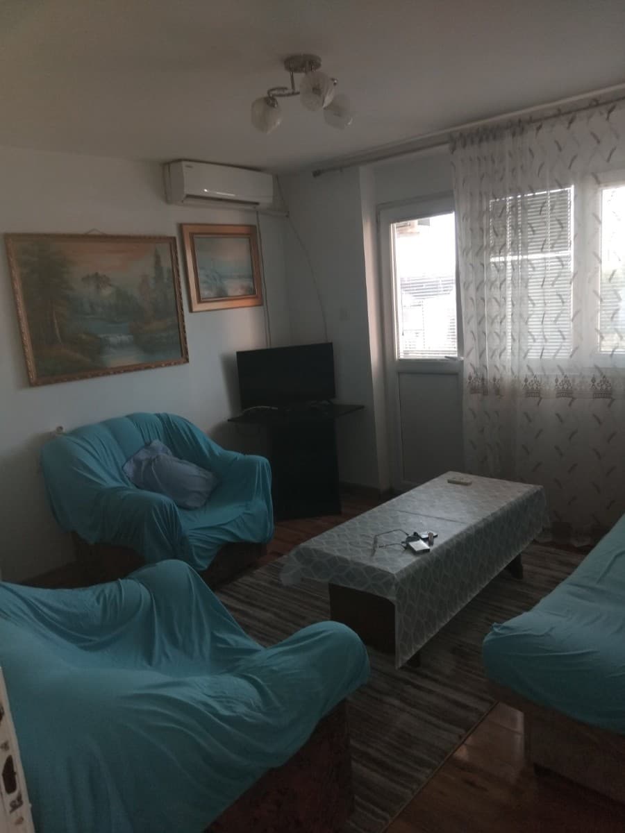 Izdaje se stan u okviru kuce