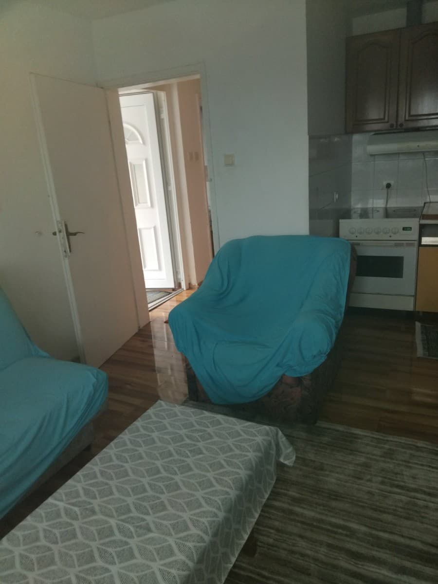 Izdaje se stan u okviru kuce