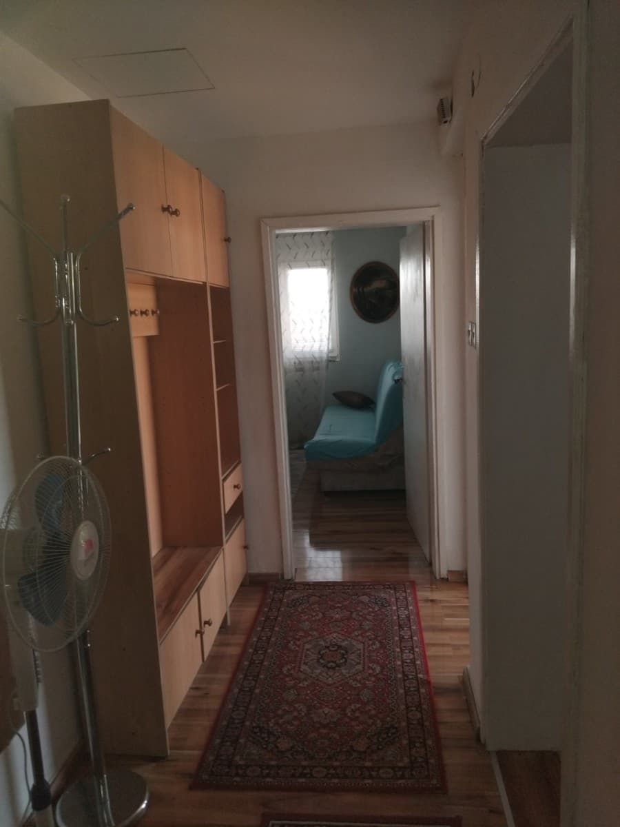 Izdaje se stan u okviru kuce