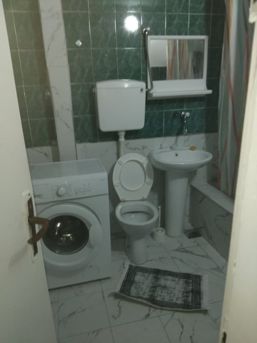 Izdaje se stan u okviru kuce