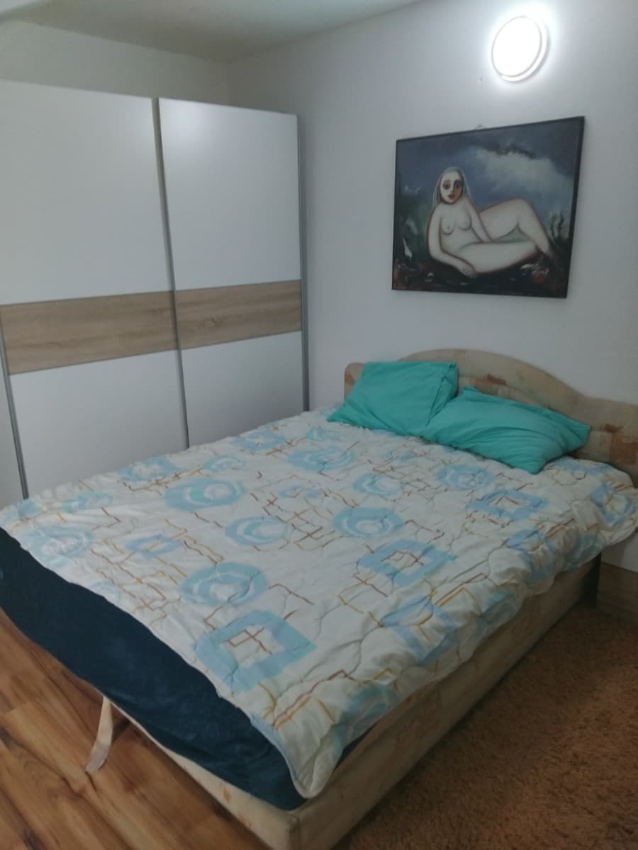 Izdaje se stan u okviru kuce