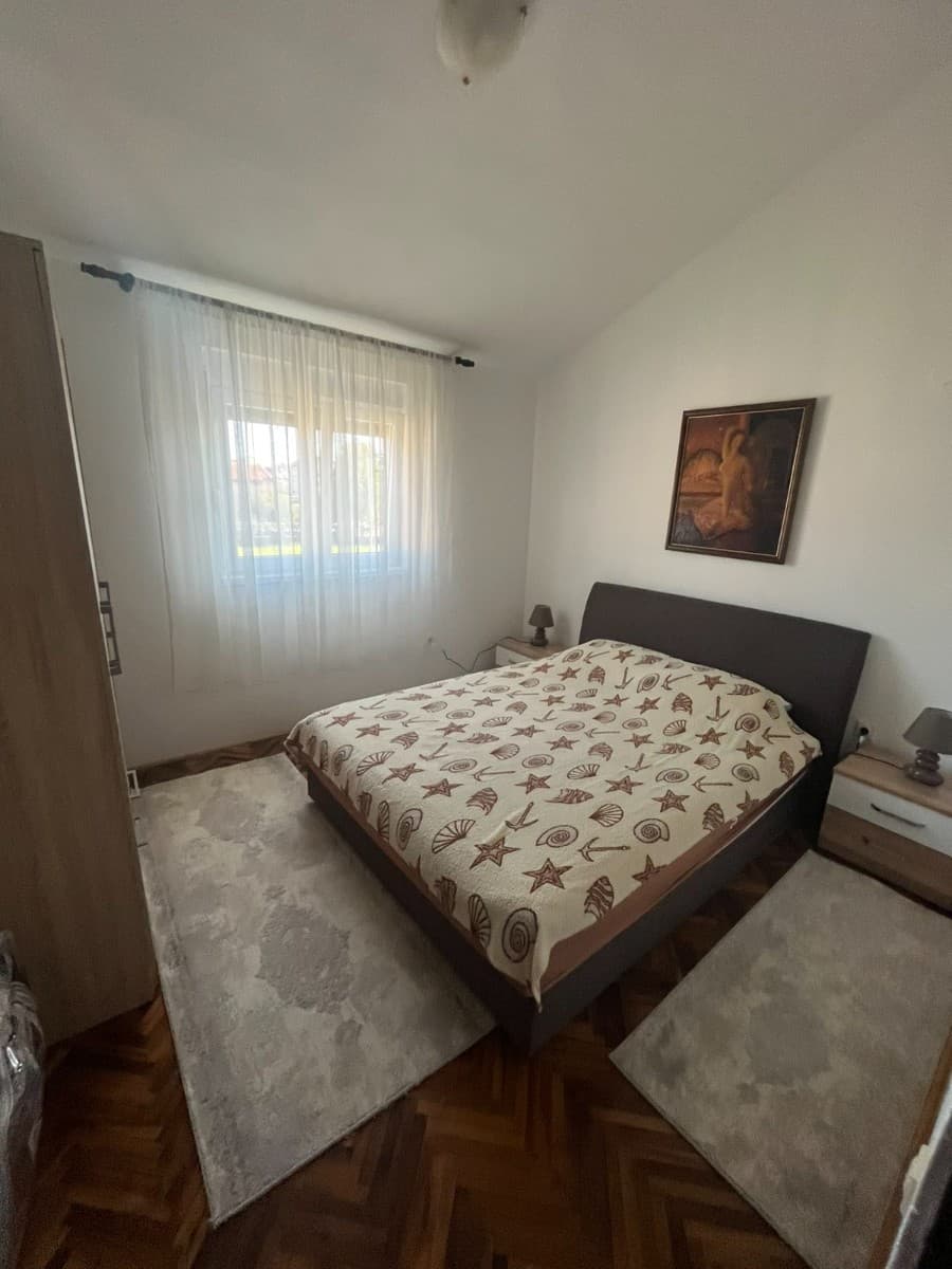 Izdaje se dvosoban stan na 1. spratu kuce