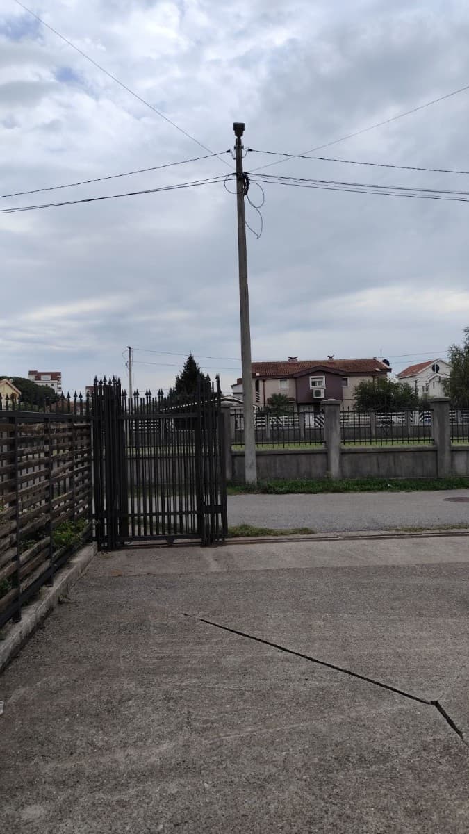 Izdaje se dvosoban stan na 1. spratu kuce
