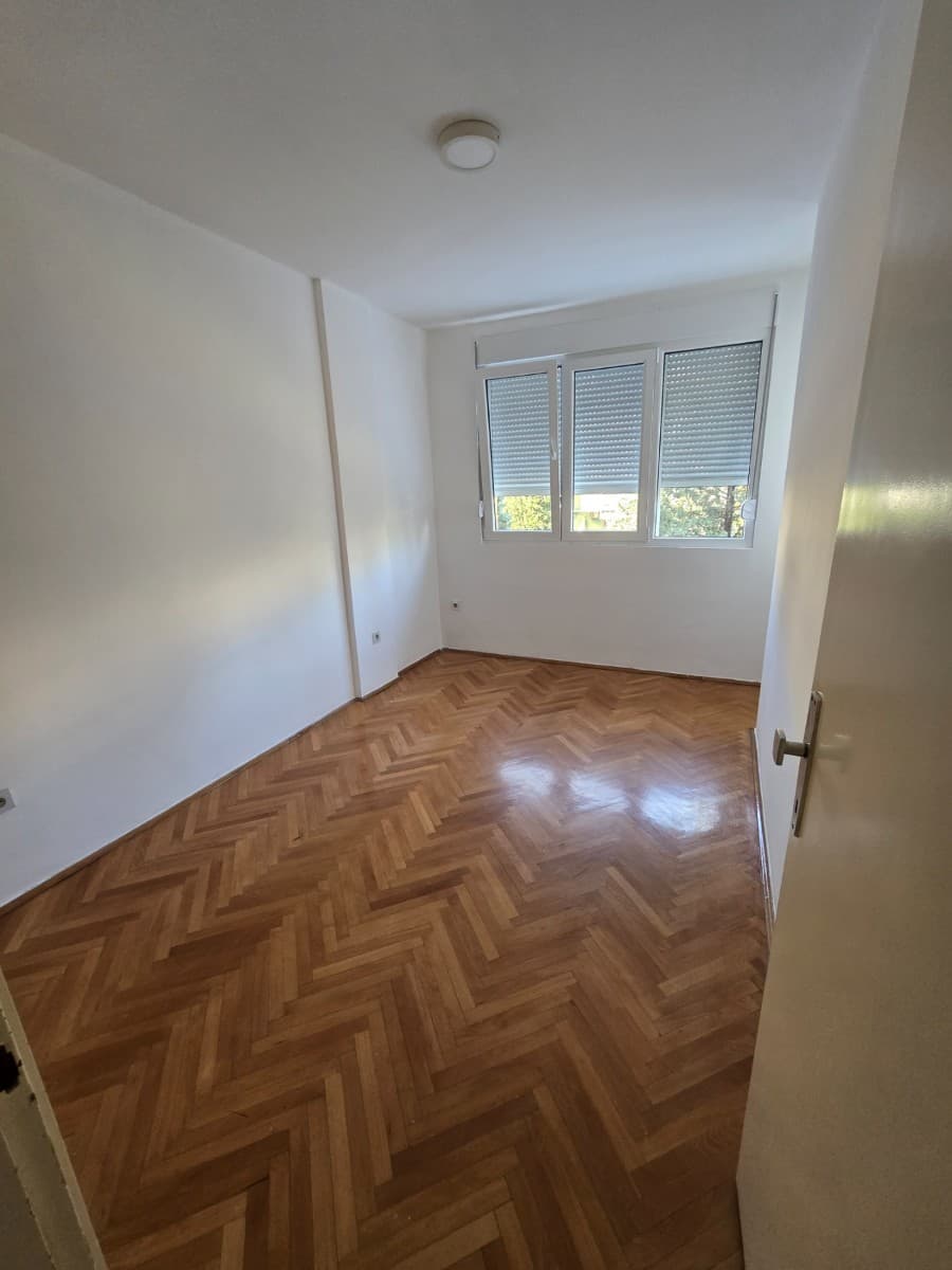 Izdaje se jednosoban nenamjesten stan