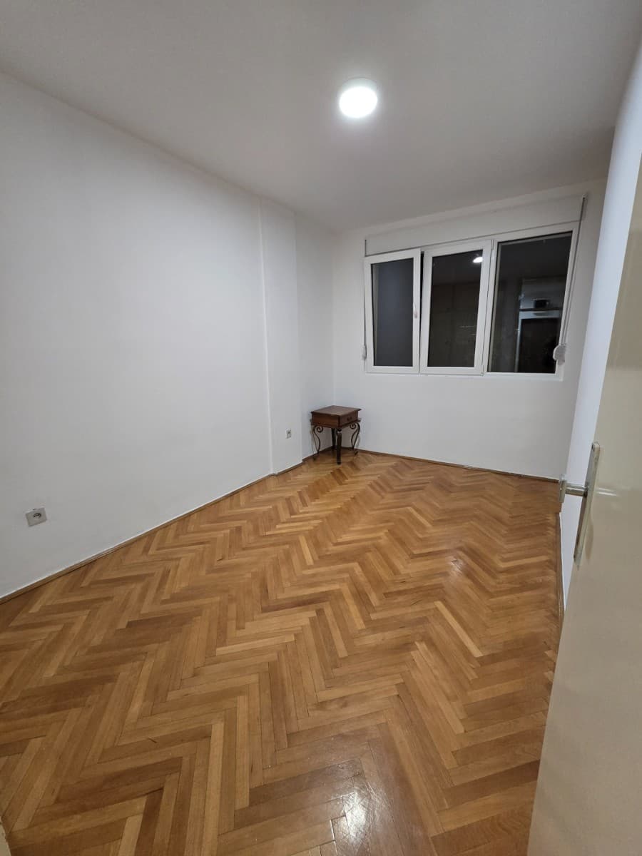 Izdaje se jednosoban nenamjesten stan