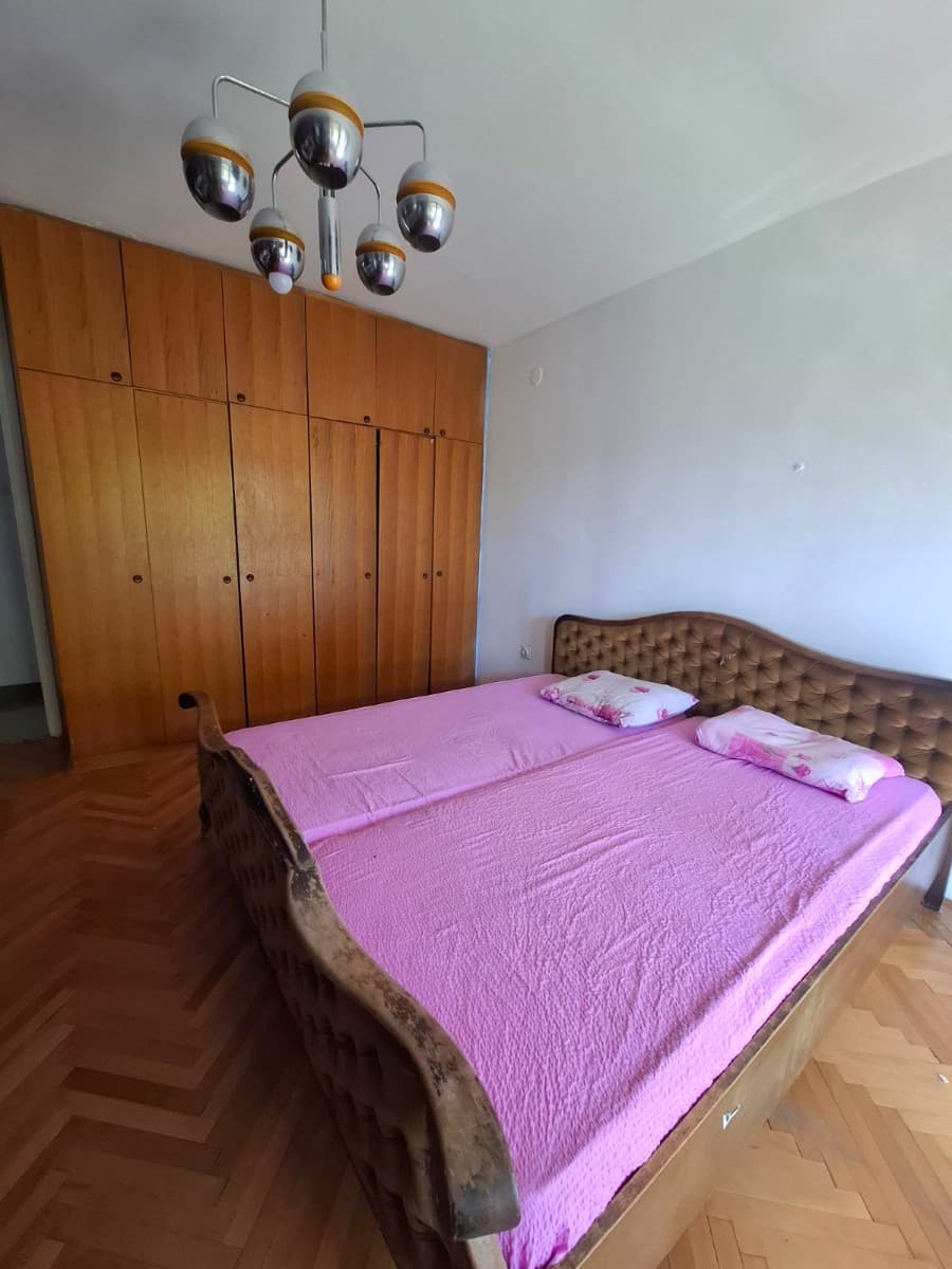 Izdaje se dvosoban stan