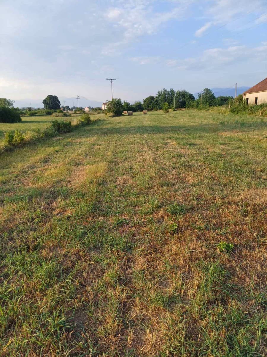 Prodaje se urbanizovano zemljiste