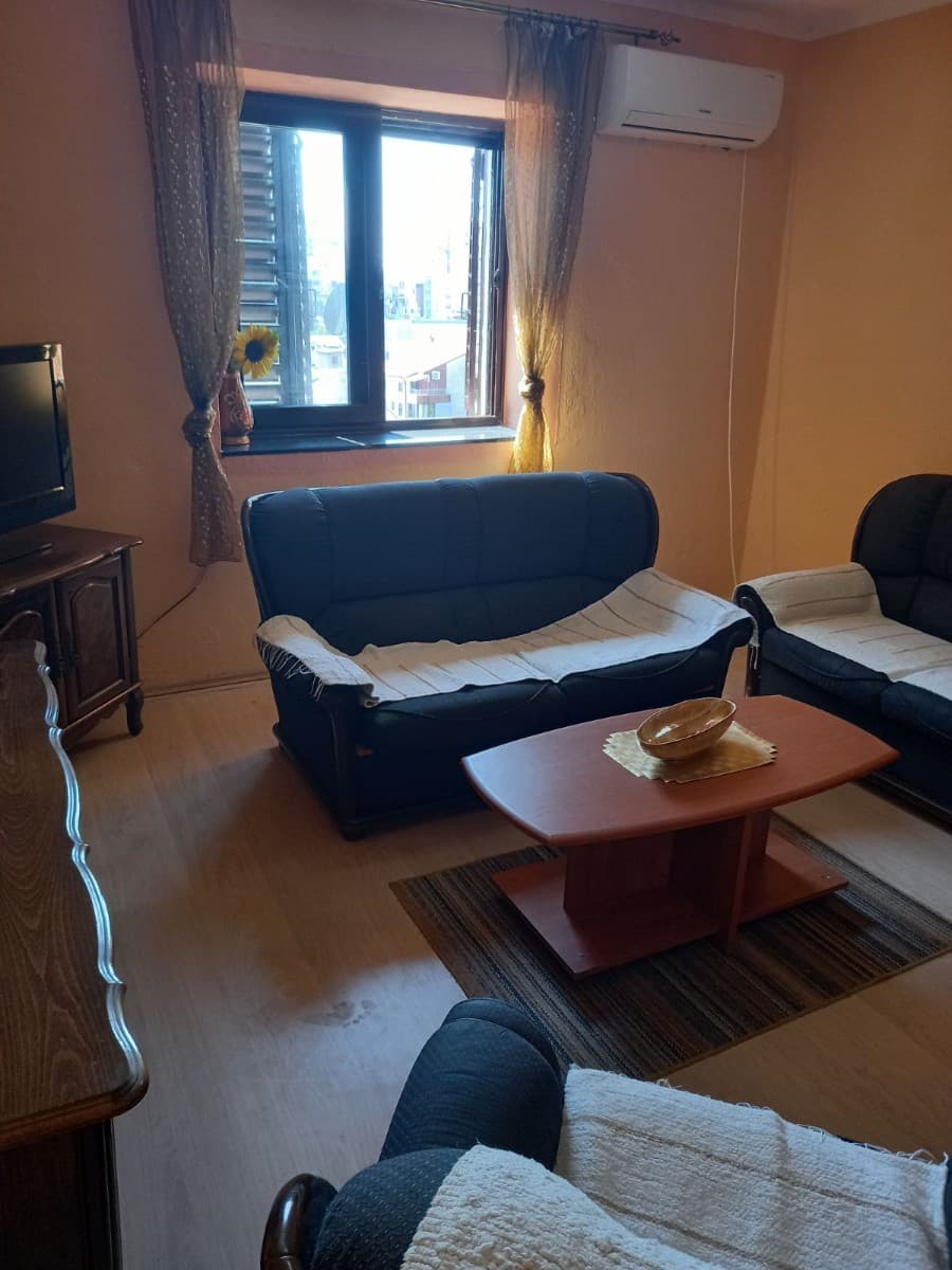 Izdaje se trosoban stan u okviru kuće