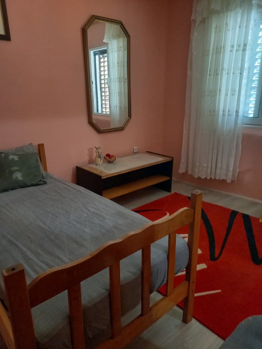 Izdaje se trosoban stan u okviru kuće