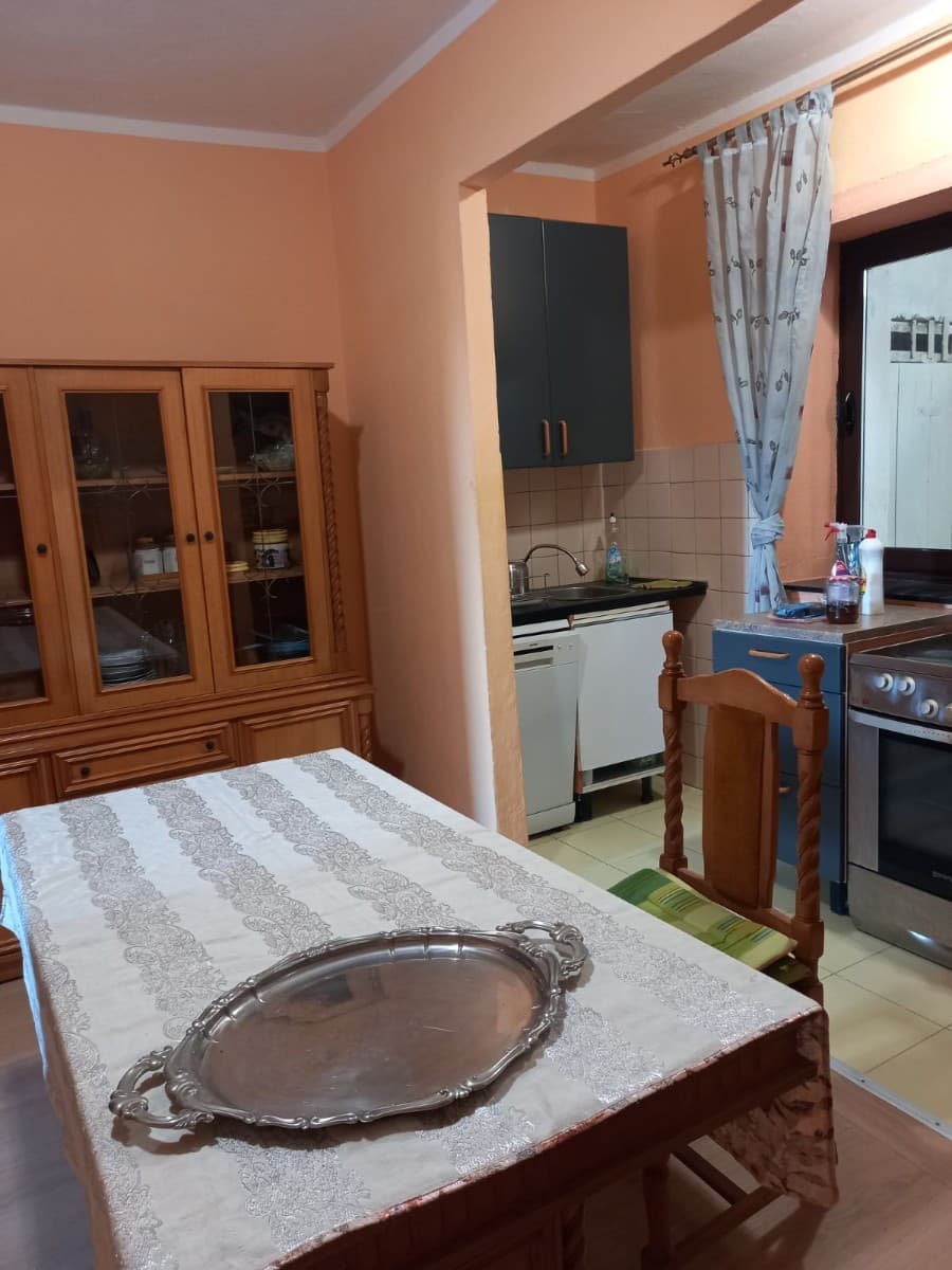 Izdaje se trosoban stan u okviru kuće