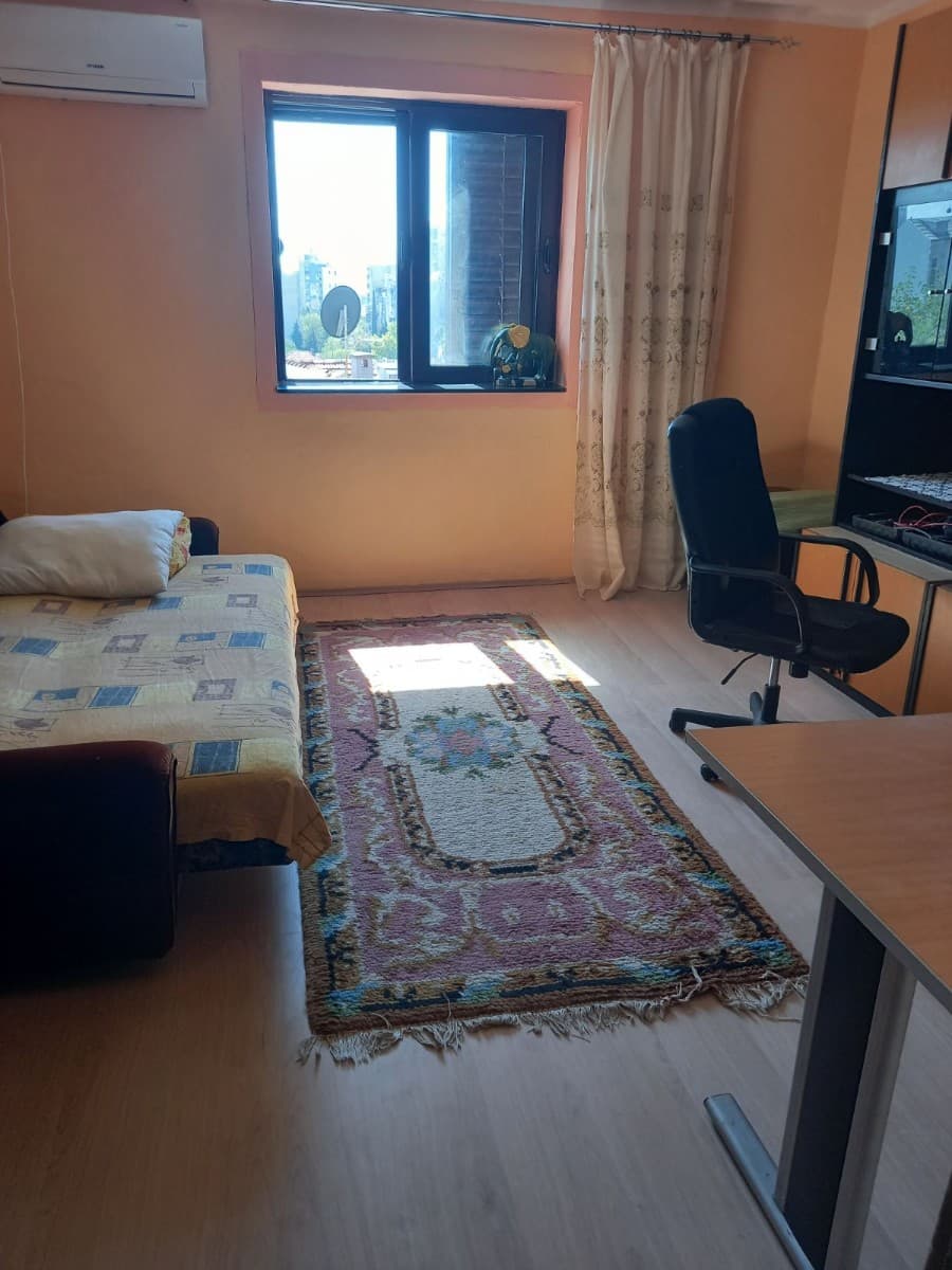 Izdaje se trosoban stan u okviru kuće