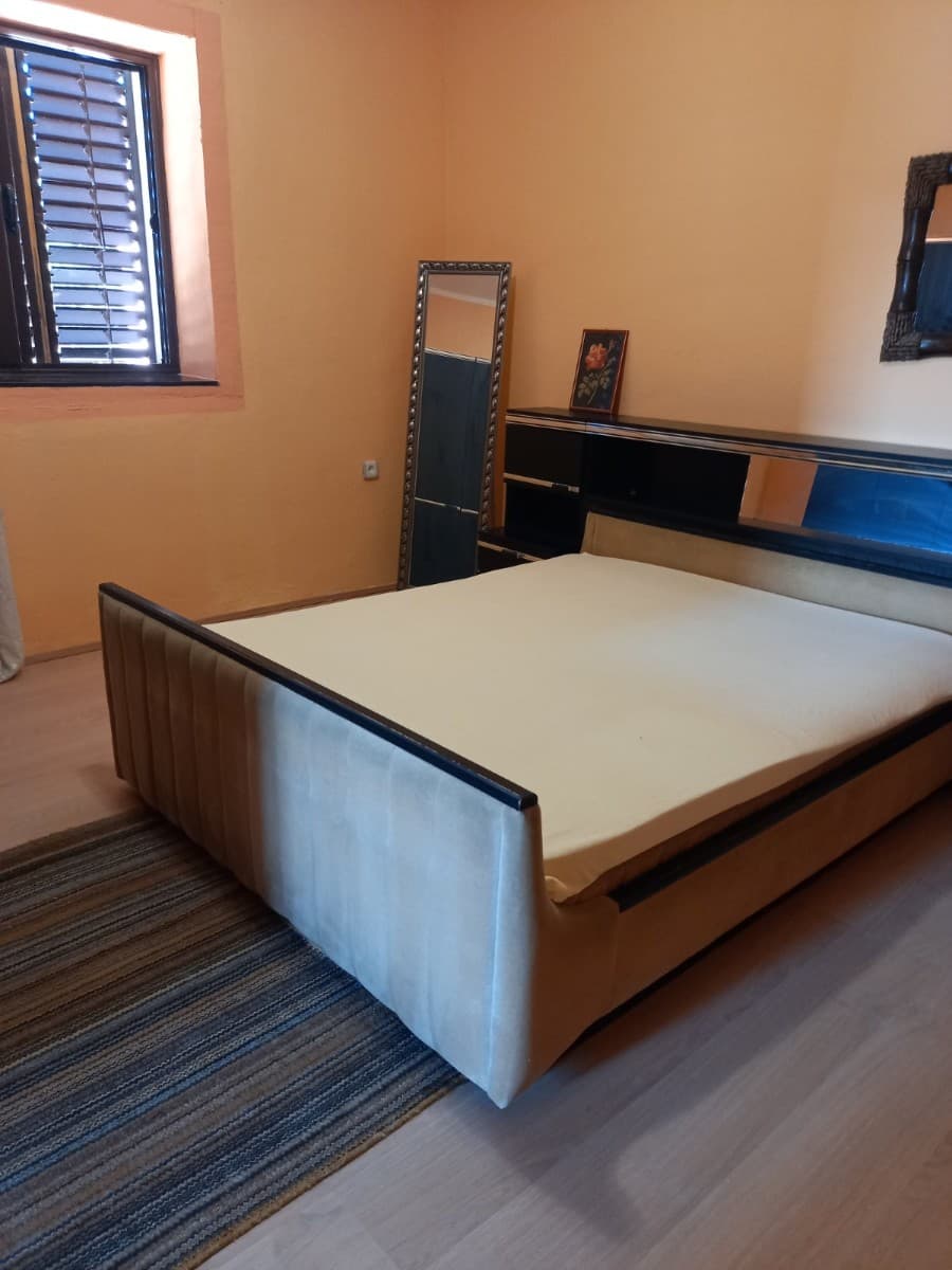 Izdaje se trosoban stan u okviru kuće