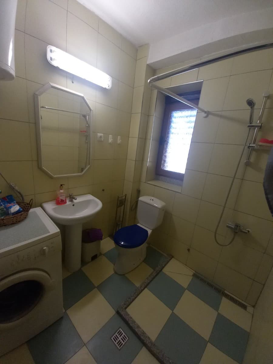 Izdaje se trosoban stan u okviru kuće