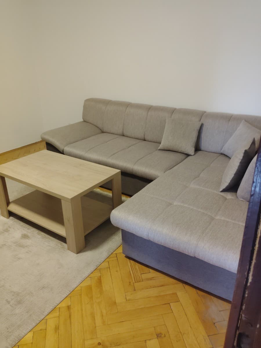 Izdaje se dvosoban stan u okviru kuce