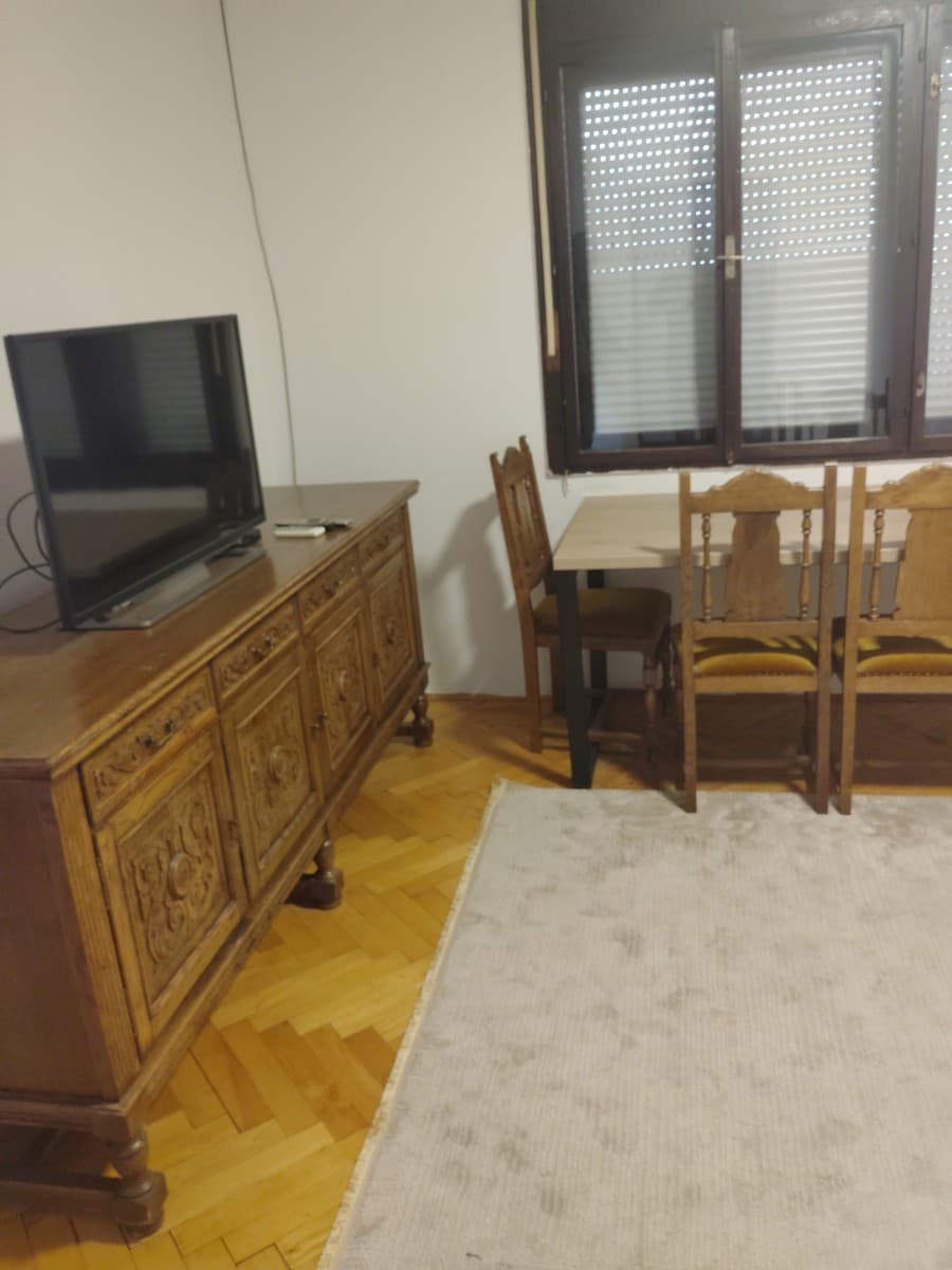 Izdaje se dvosoban stan u okviru kuce