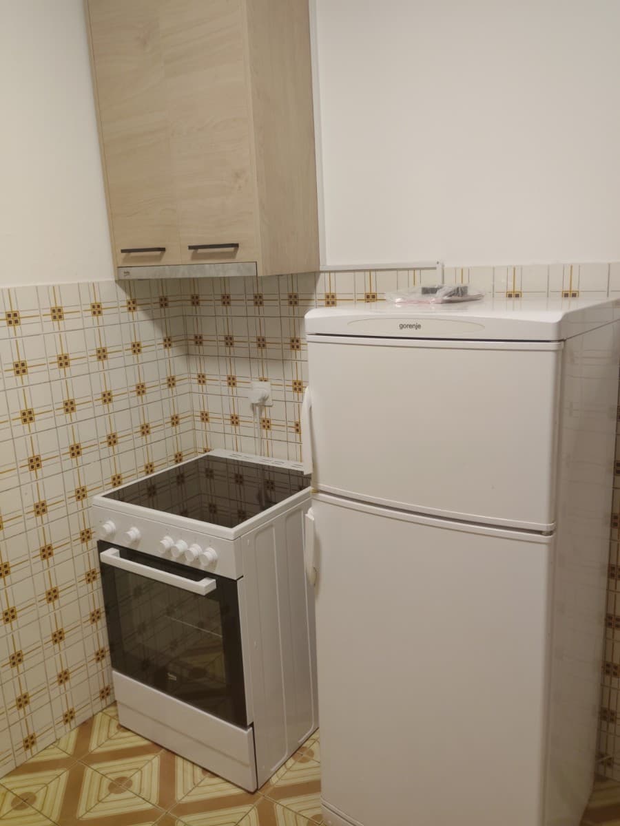 Izdaje se dvosoban stan u okviru kuce