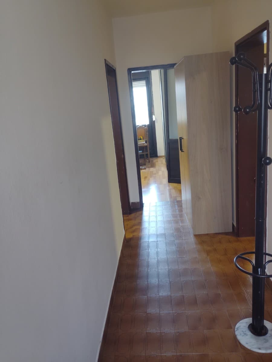 Izdaje se dvosoban stan u okviru kuce