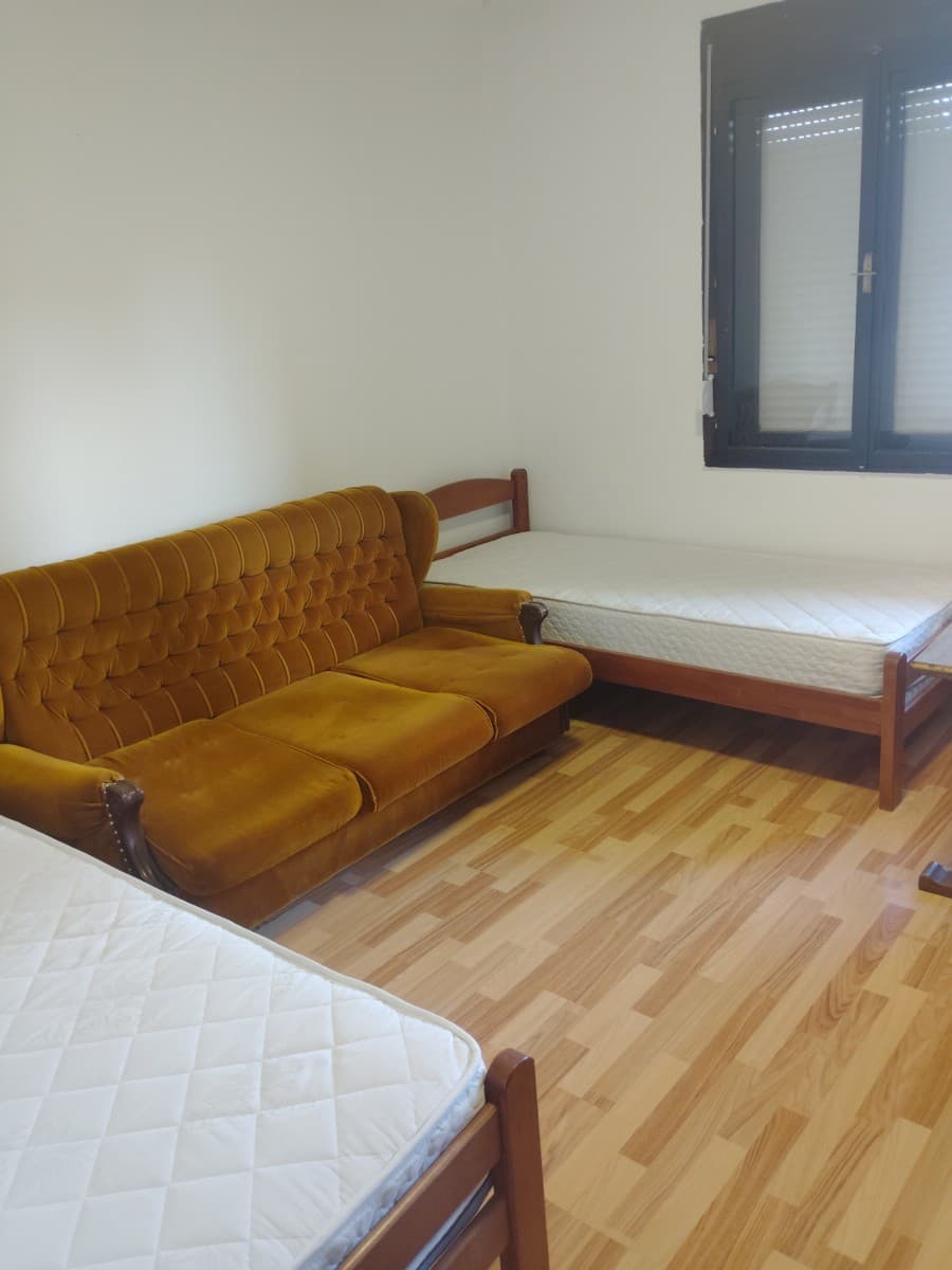 Izdaje se dvosoban stan u okviru kuce