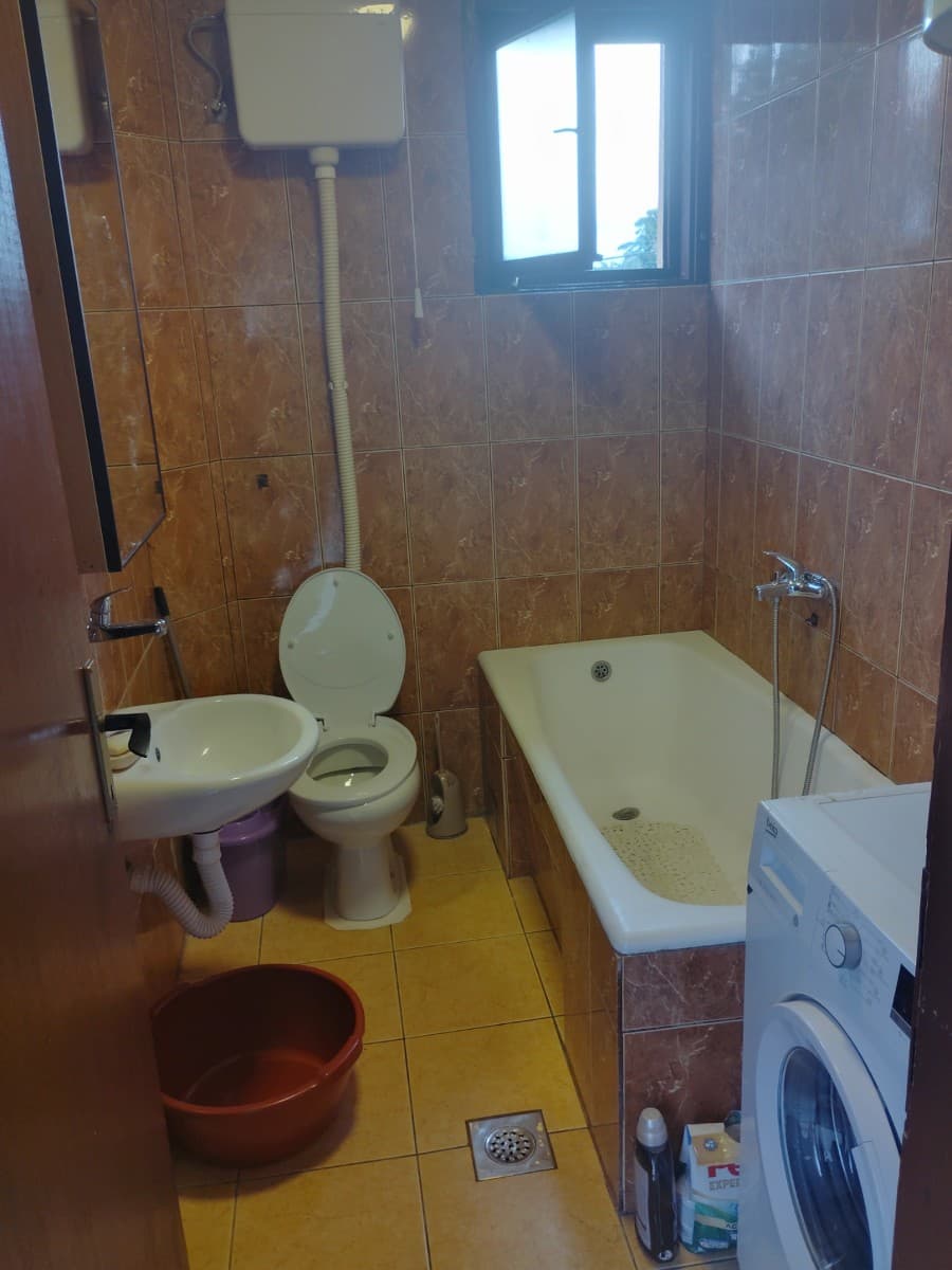 Izdaje se dvosoban stan u okviru kuce