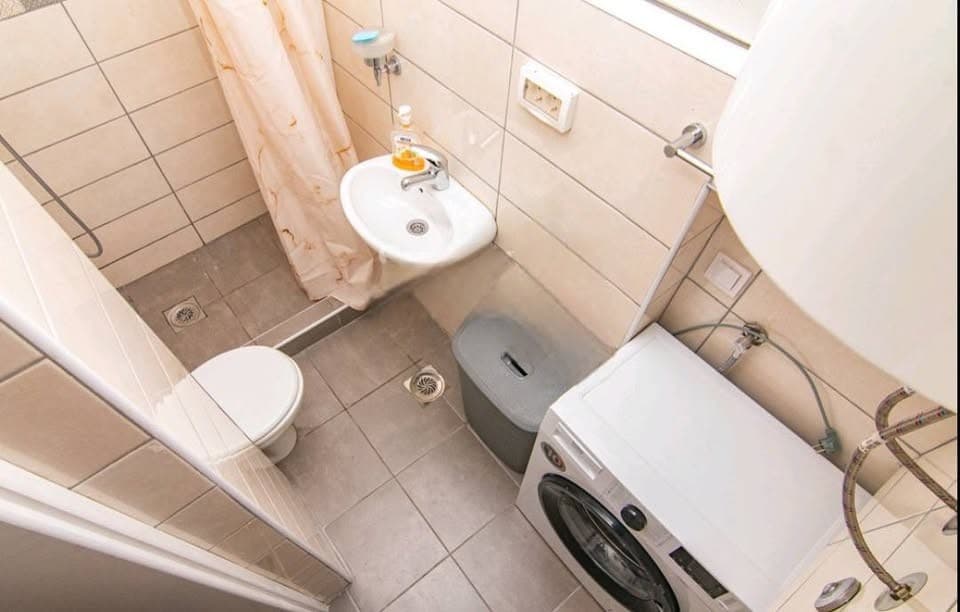 Izdaje se dvosoban stan u okviru kuce