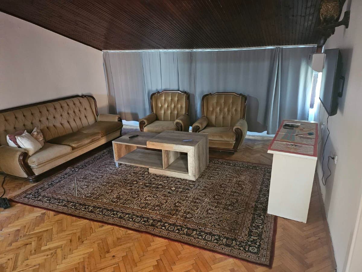 Izdaje se trosoban stan