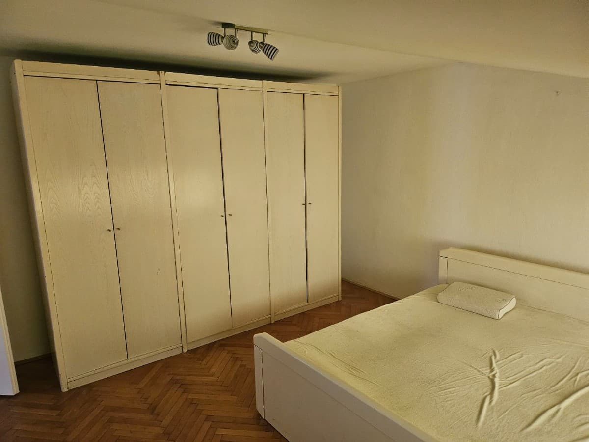 Izdaje se trosoban stan