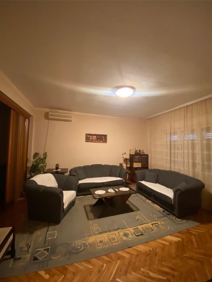 Izdaje se dvosoban stan u okviru kuce