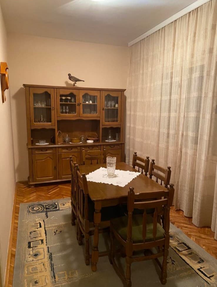 Izdaje se dvosoban stan u okviru kuce