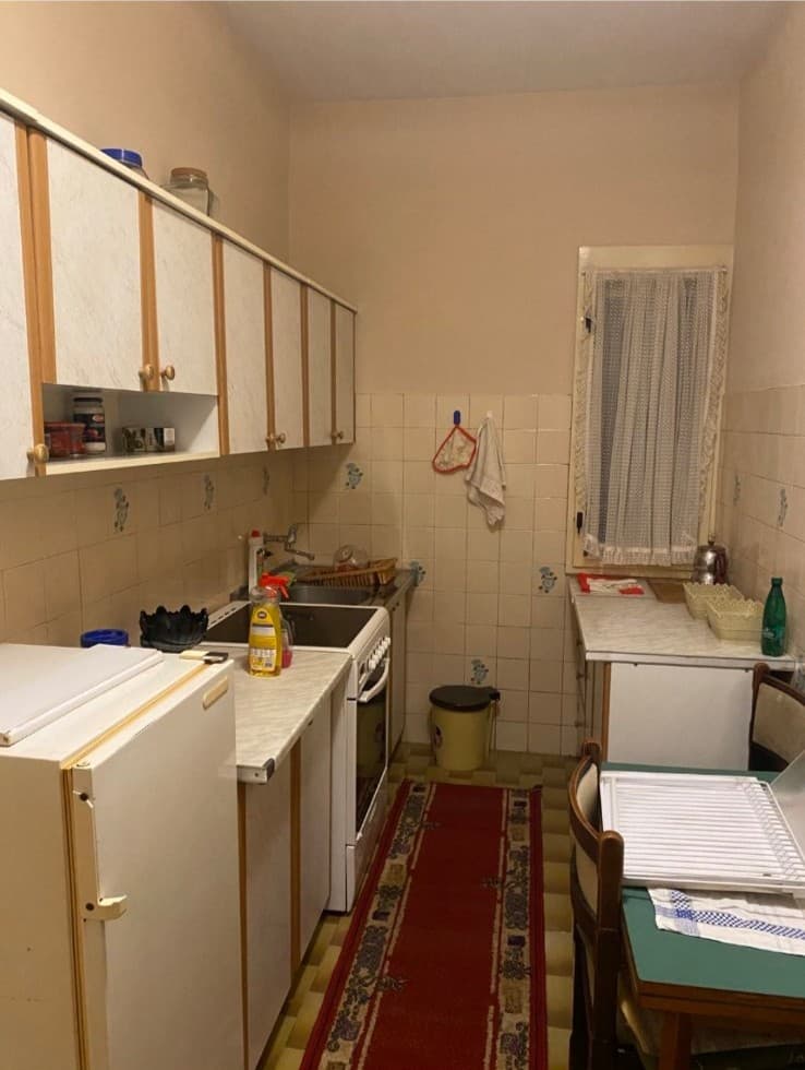 Izdaje se dvosoban stan u okviru kuce