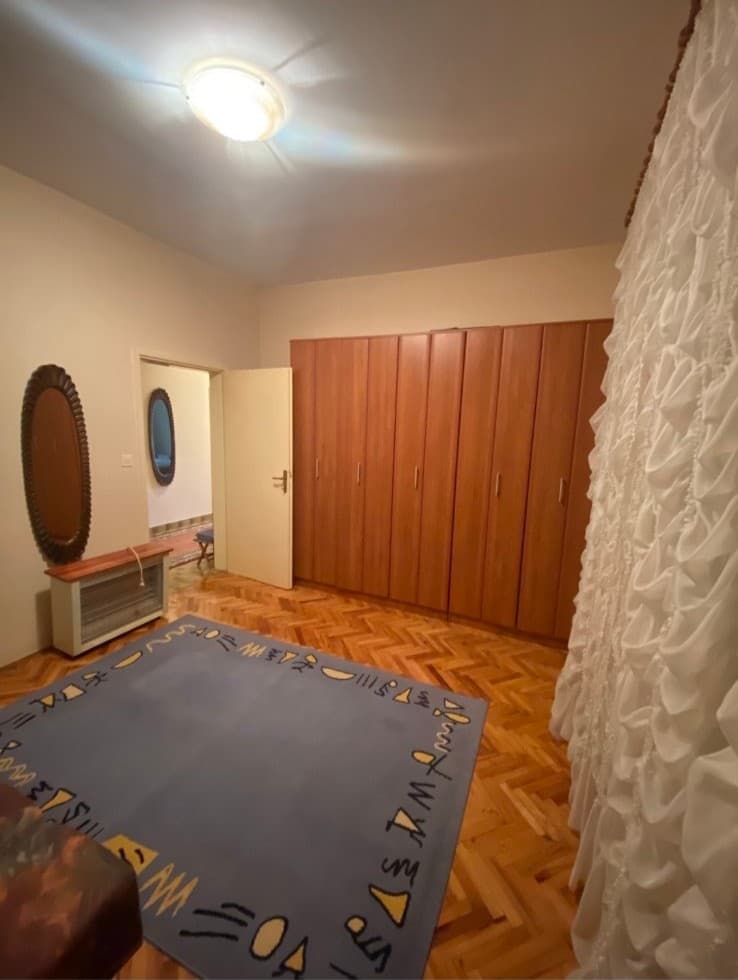 Izdaje se dvosoban stan u okviru kuce