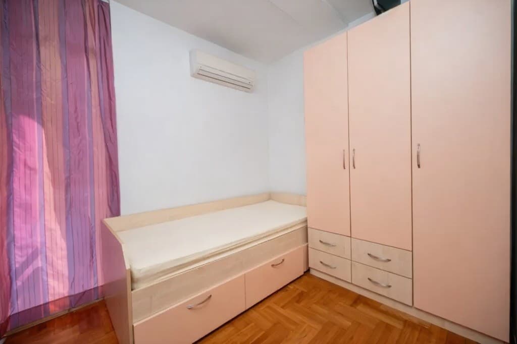Izdaje se trosoban stan