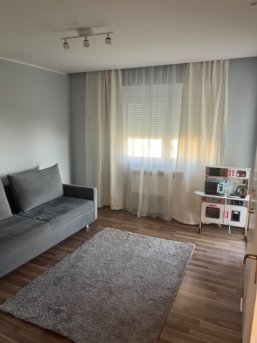 Izdaje se dvosoban stan u okviru kuce