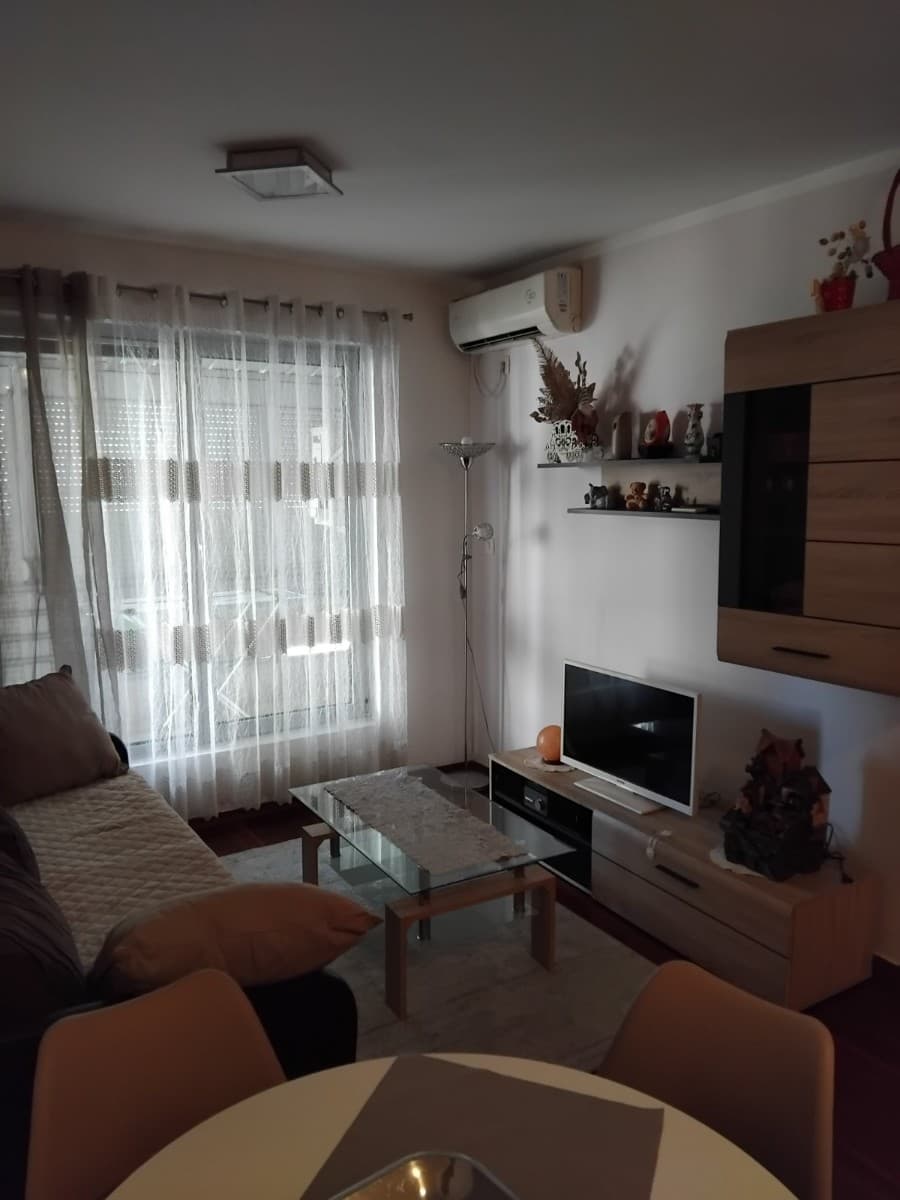 Izdaje se stan