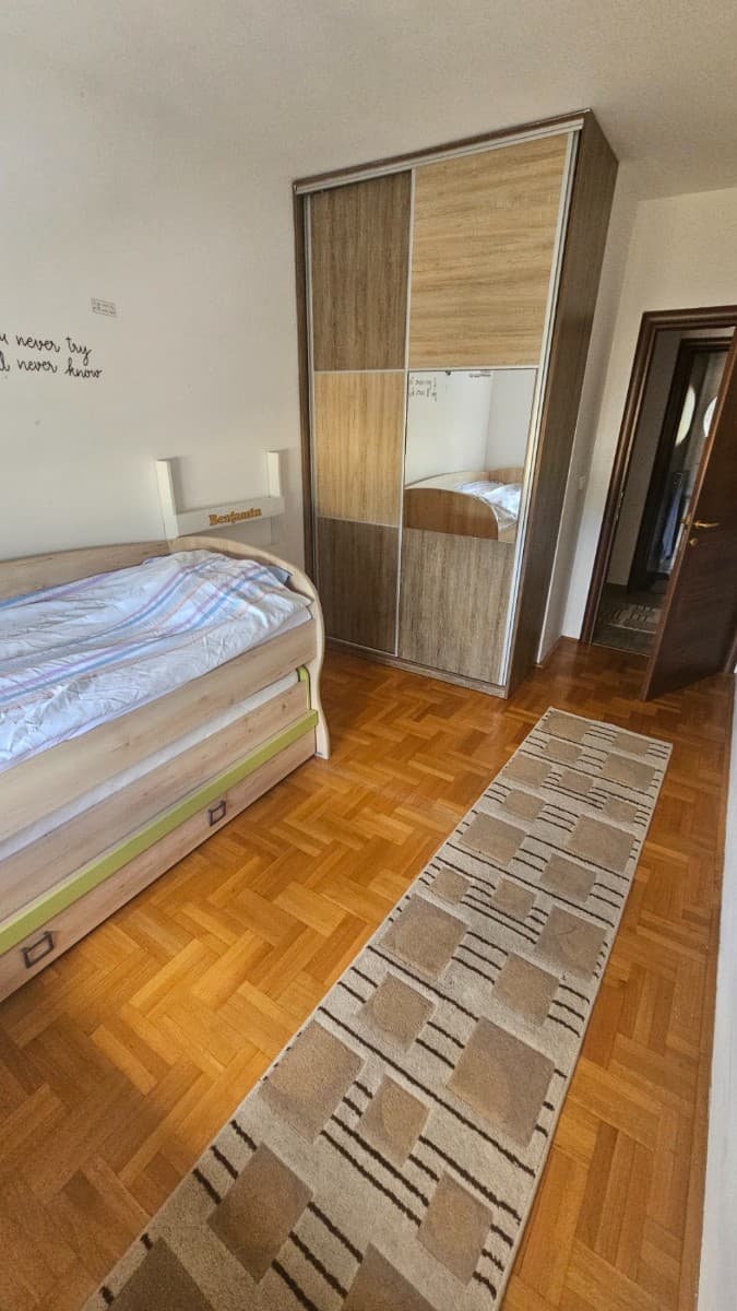 Izdaje se dvosoban stan