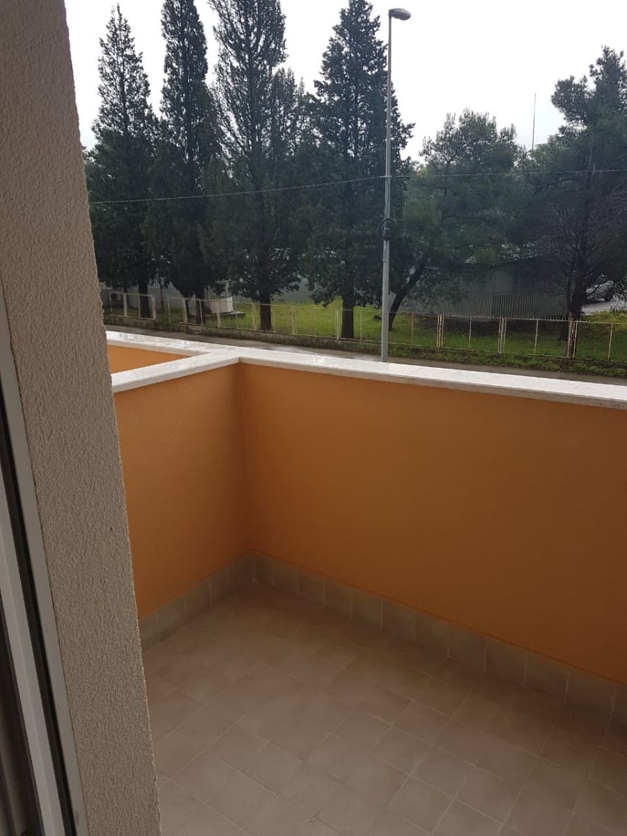 Izdaje se nenamjesten stan