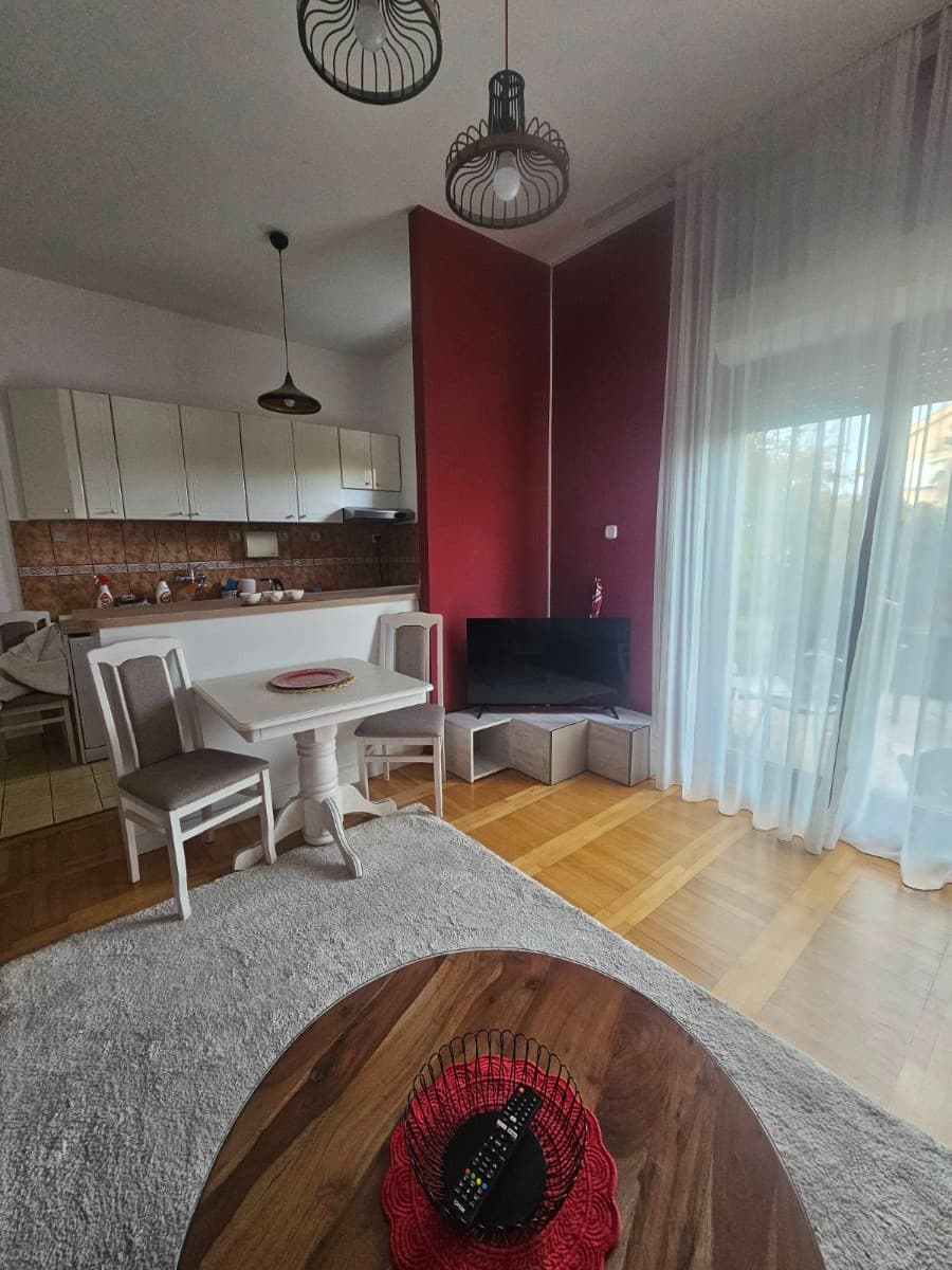 Izdaje se stan u okviru kuce