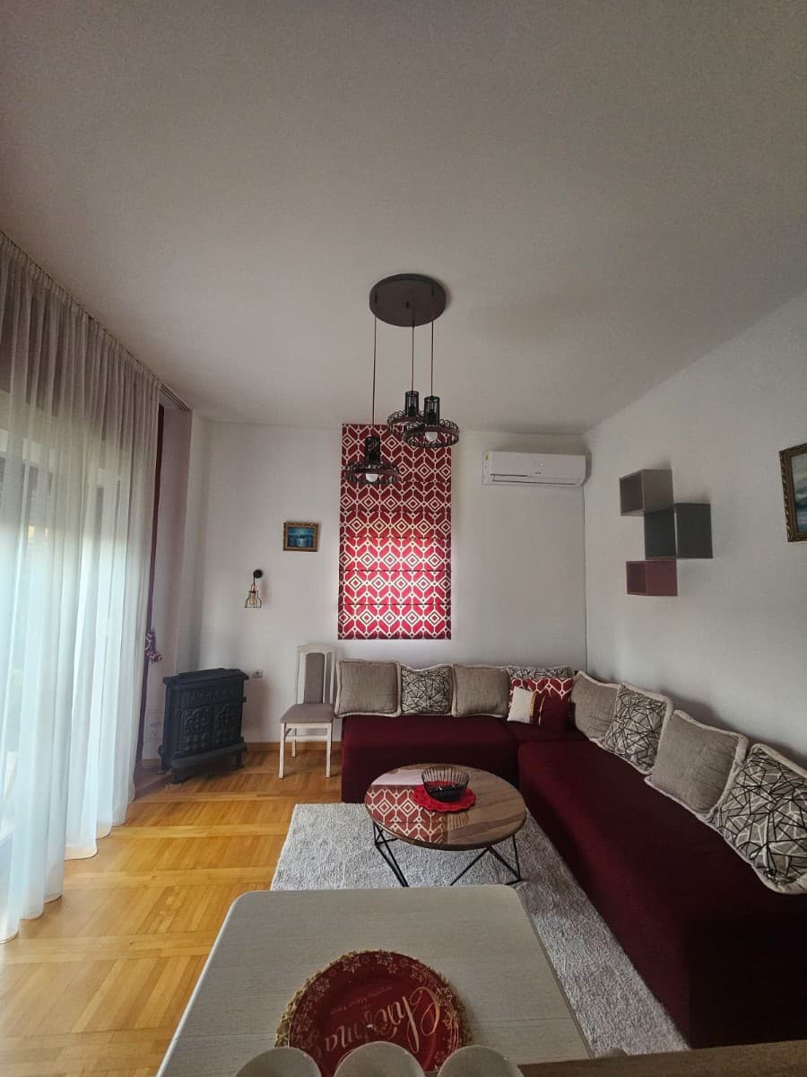 Izdaje se stan u okviru kuce