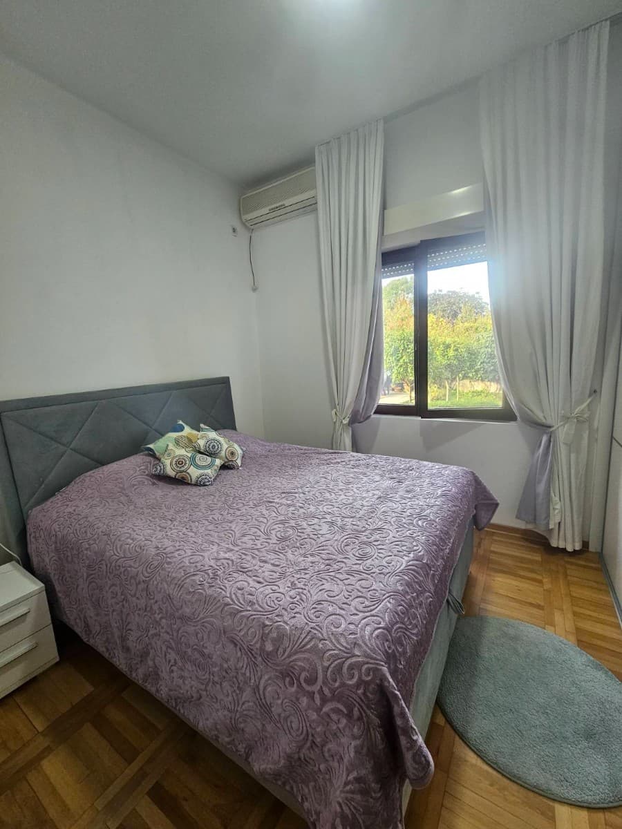 Izdaje se stan u okviru kuce