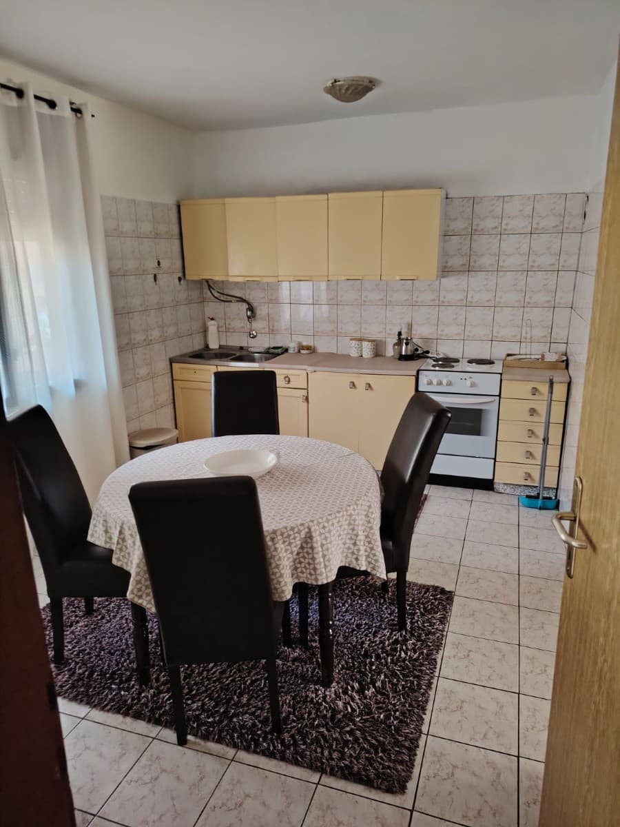 Izdaje se donji sprat kuce
