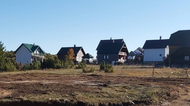 Prodaju se dva gradjevinska zemljista