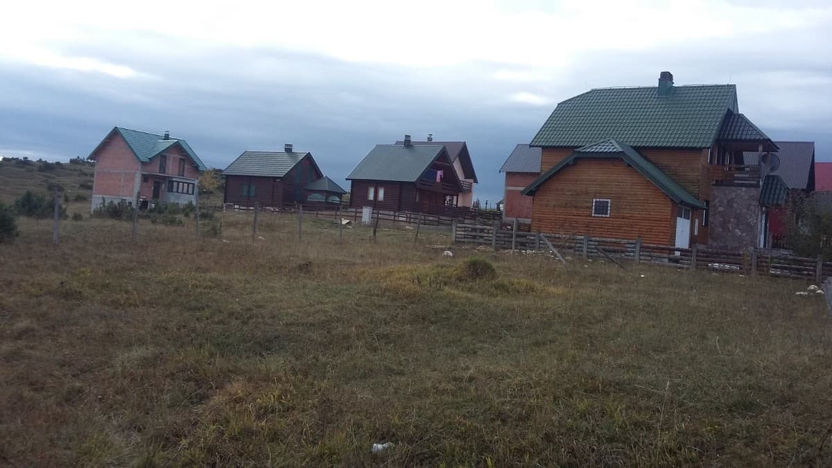 Prodaju se dva gradjevinska zemljista