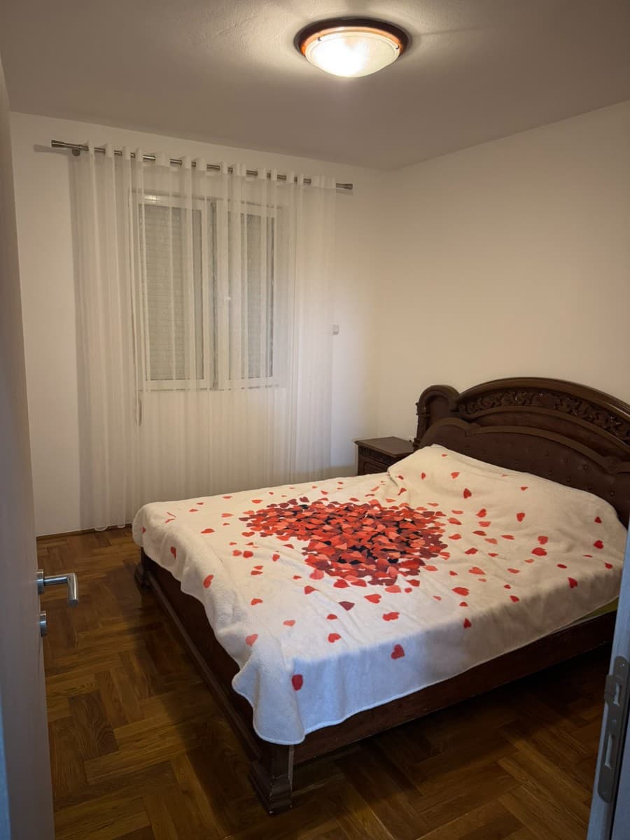 Izdaje se stan u okviru kuce