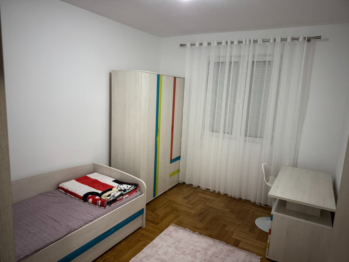 Izdaje se stan u okviru kuce