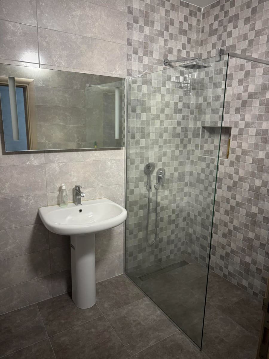 Izdaje se stan u okviru kuce