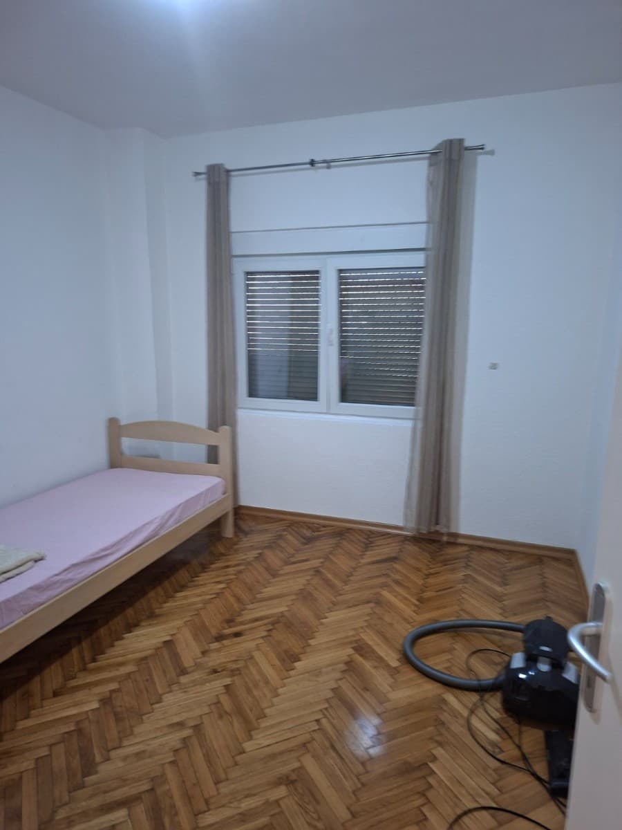 Izdaje se dvosobna kuca