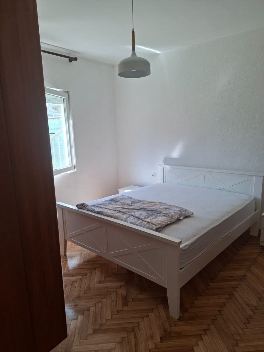 Izdaje se dvosobna kuca