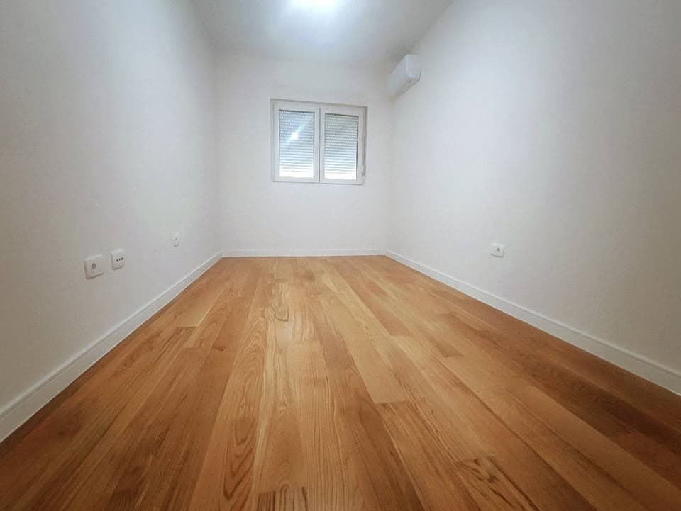 Izdaje se dvosoban nenamjesten stan