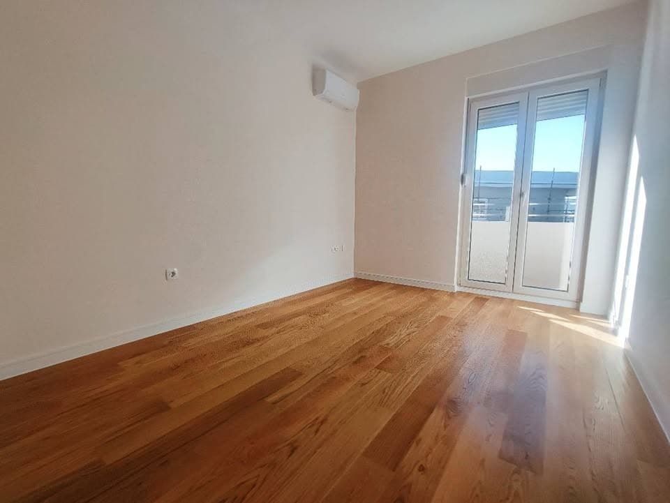 Izdaje se dvosoban nenamjesten stan