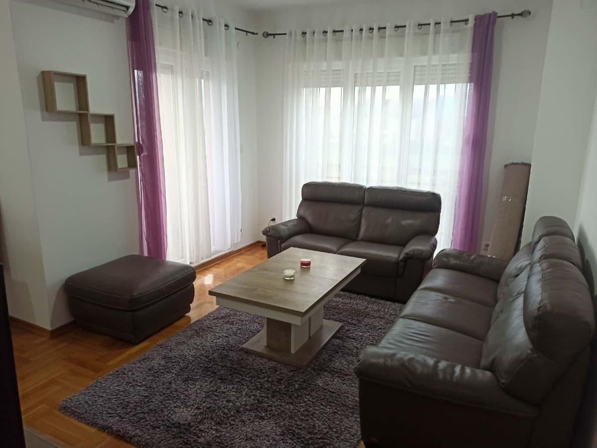 Izdaje se dvosoban stan